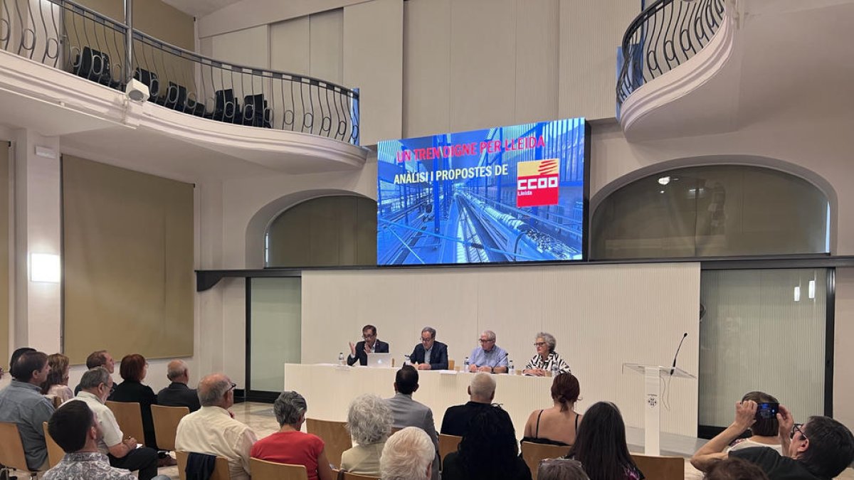 Imagen de la mesa redonda sobre Rodalies que se celebró ayer en Lleida ciudad.
