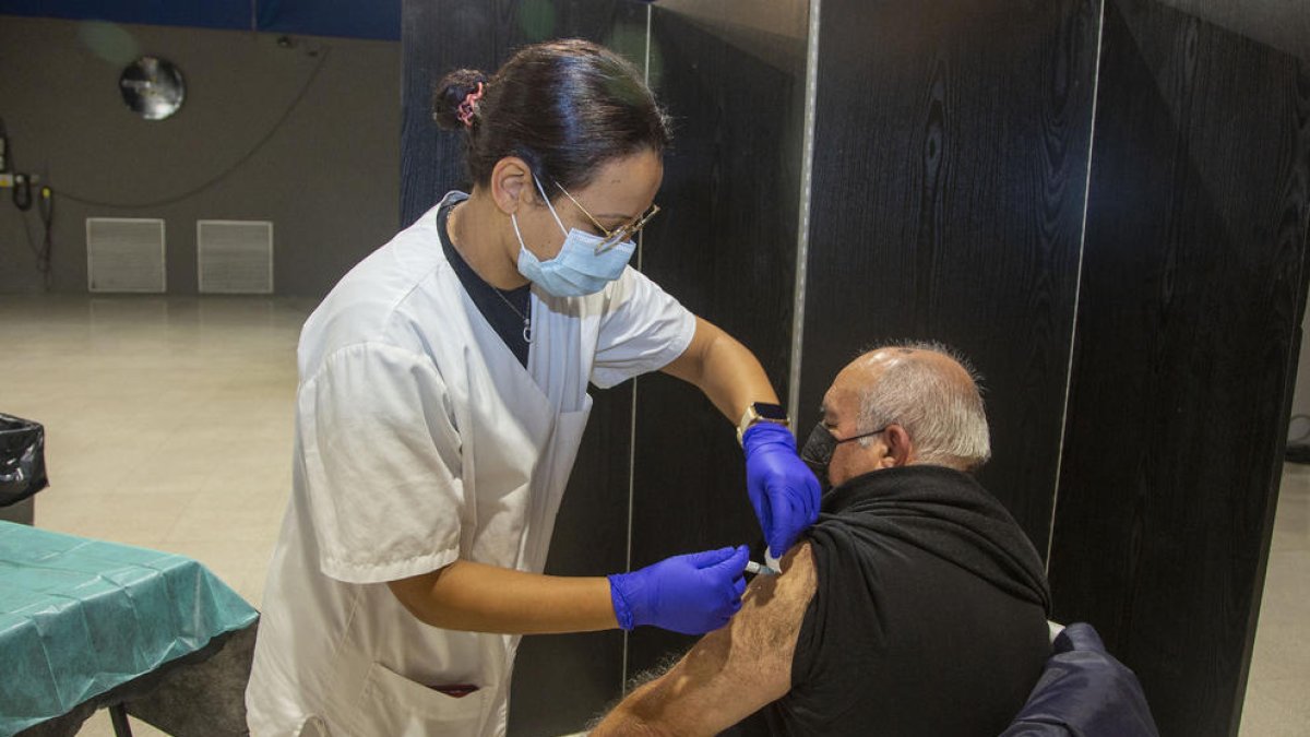 Imagen de archivo de un hombre vacunándose de la gripe.