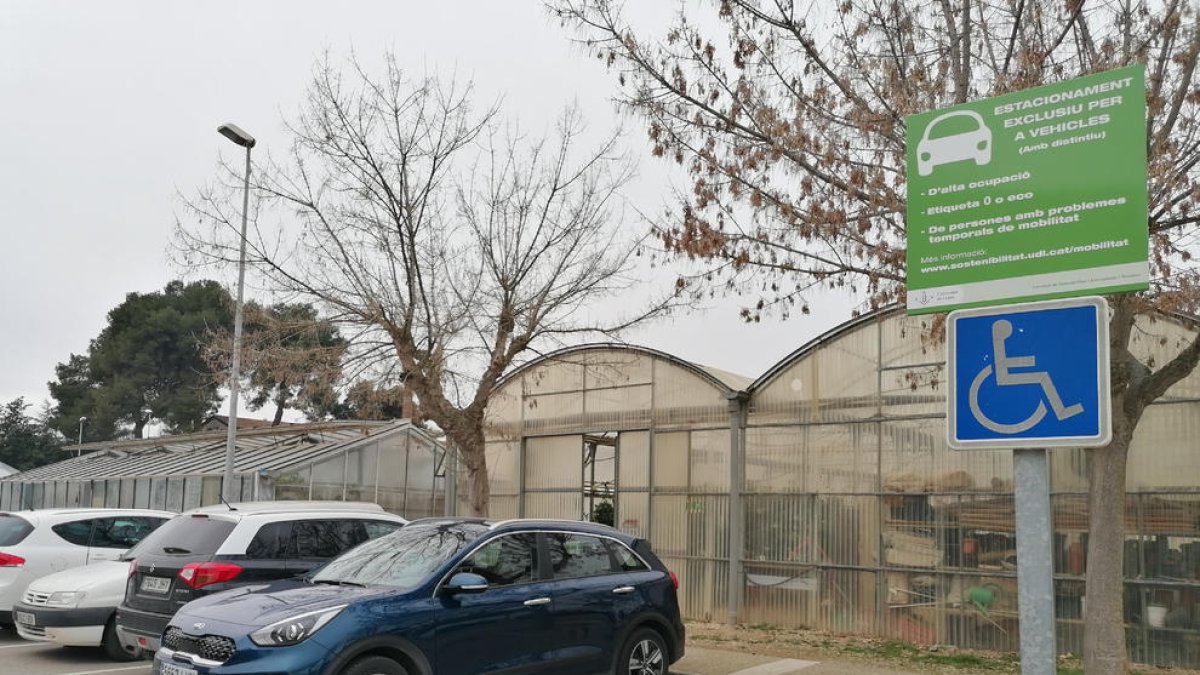 Una de les places reservades a Agrònoms per a vehicles d’alta ocupació o ecològics.
