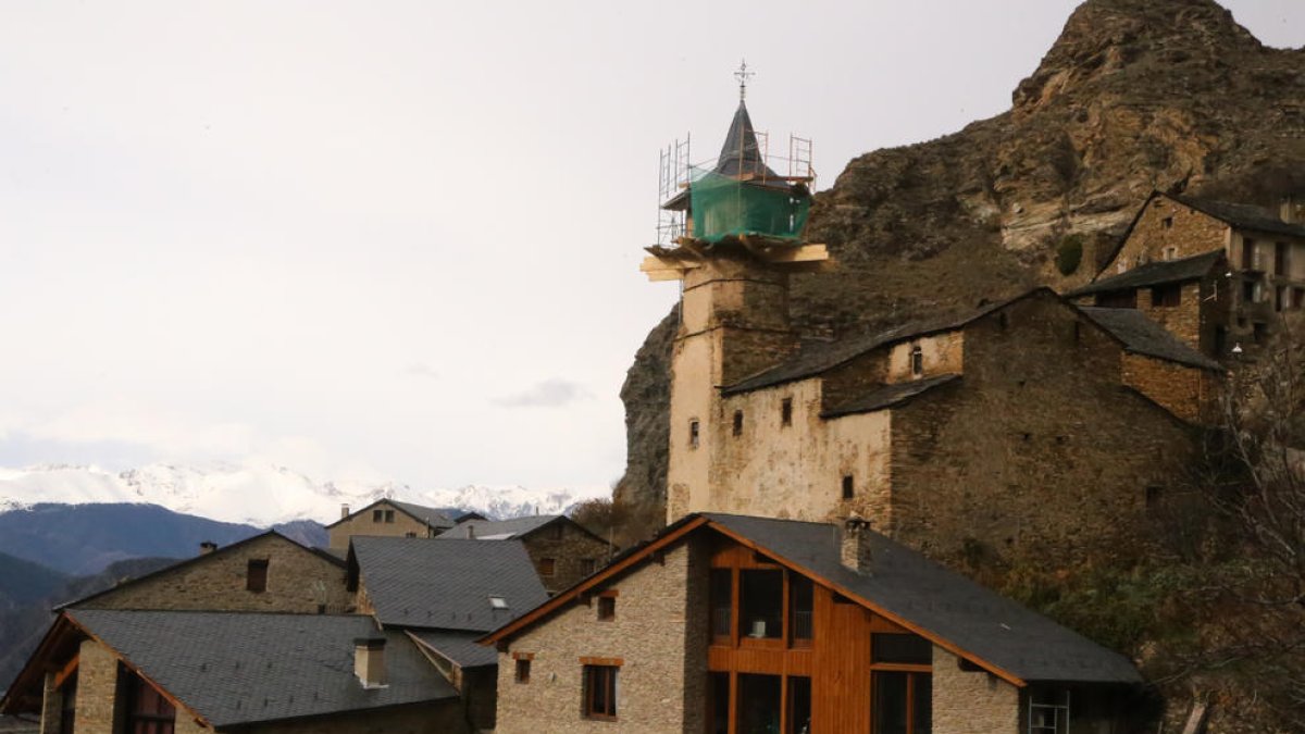 Imagen del campanario de esta población del Pallars Sobirà antes del inicio de las obras.