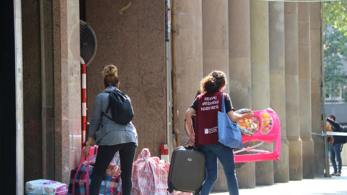 Personal del servicio de mediación en vivienda ayuda a una mujer desahuciada en Barcelona.