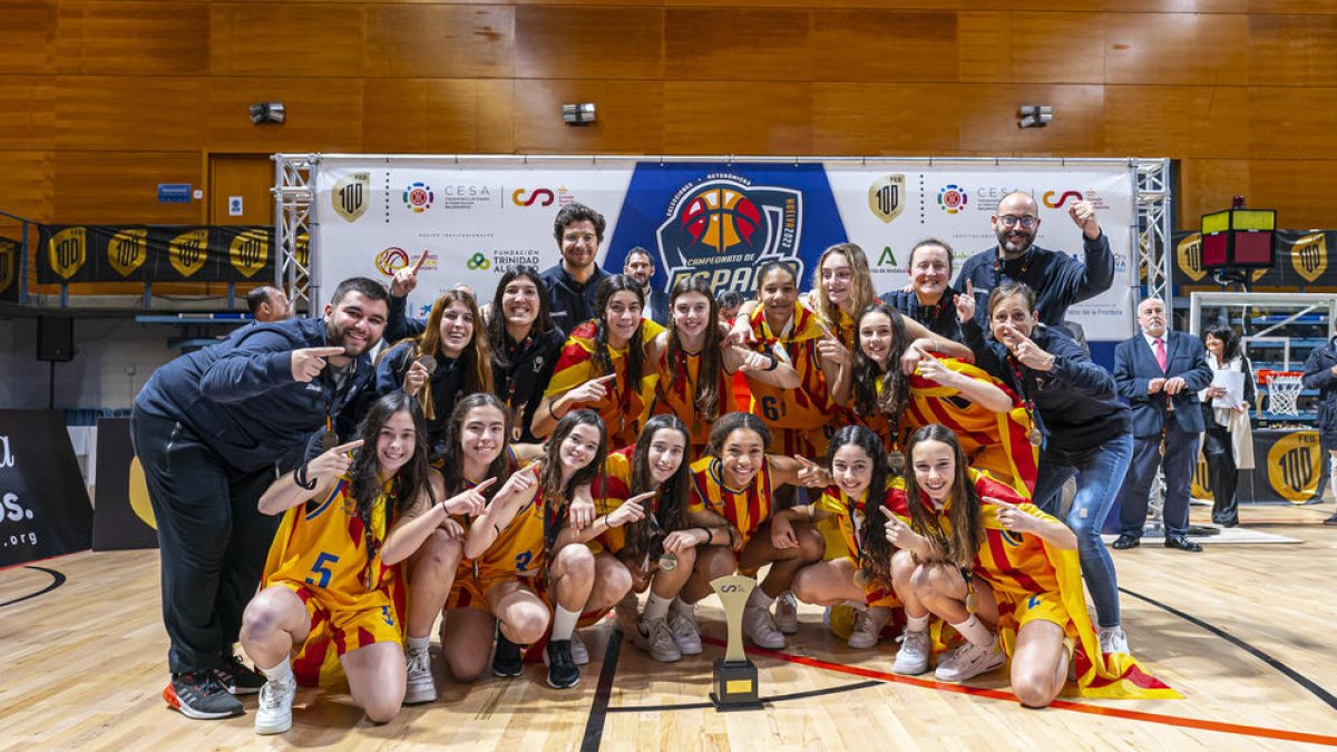 Albert Setó, el primero por la izquierda, y Llurba, el primero de la derecha, con las campeonas infantiles.