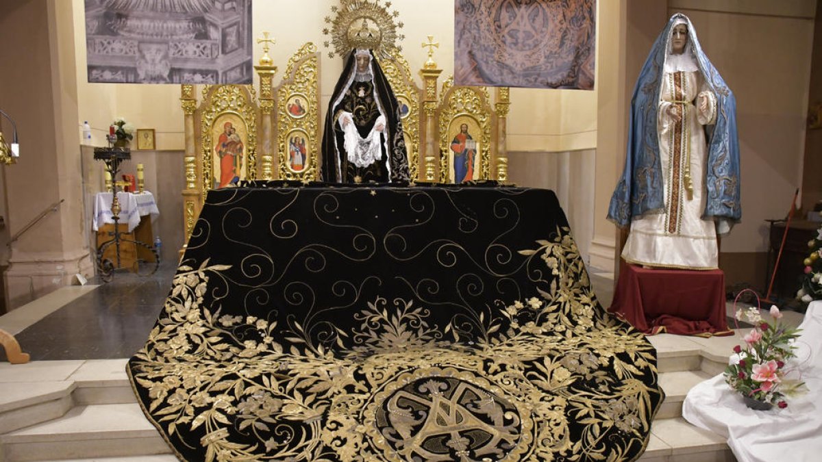 Vista del mantell de la Mare de Déu de la Soledat, al centre, que serà restaurat i que va ser confeccionat el 1929 a Casa Jorba.