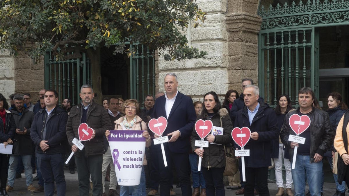 Concentración en repulsa de los últimos crimenes machistas ayer en Cádiz.