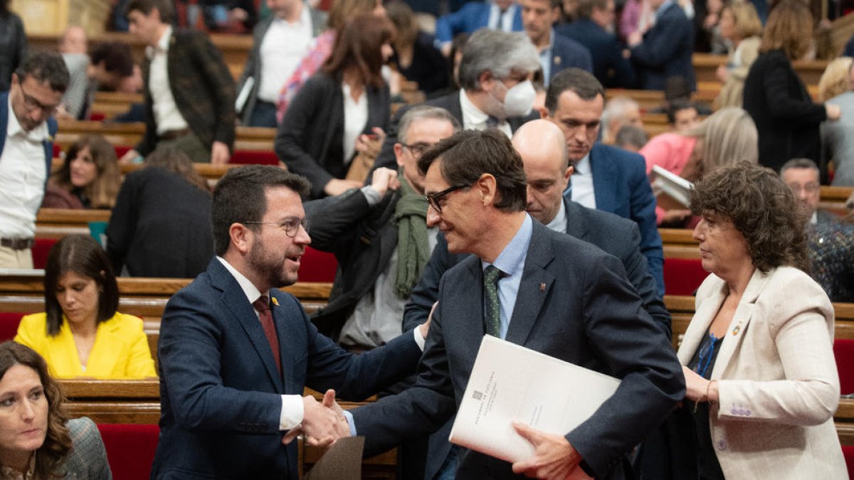 Pere Aragonès y Salvador Illa en el Parlament.