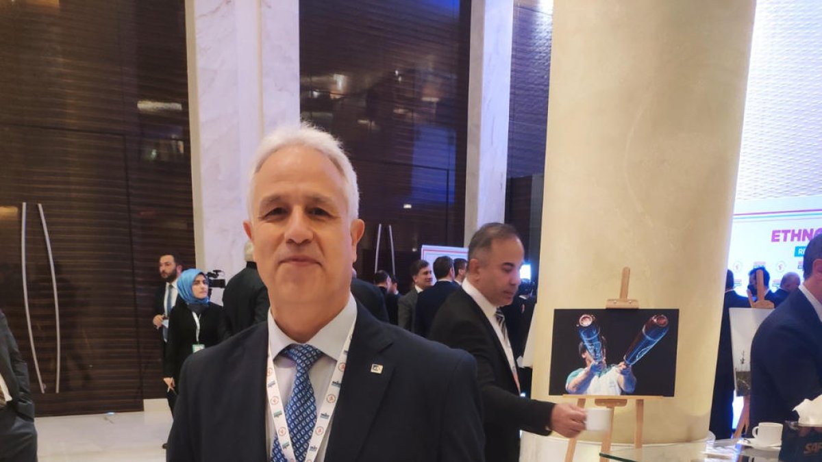 Pere Lavega, con el diploma que recibió en Bakú, donde sí asistió.