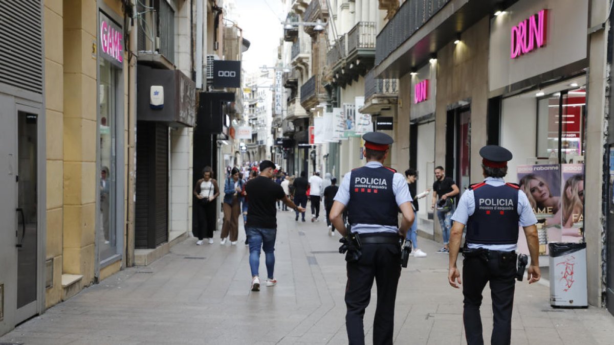 Imagen de archivo de una patrulla de los Mossos d’Esquadra (con el anterior uniforme) por el Eix Comercial de Lleida.