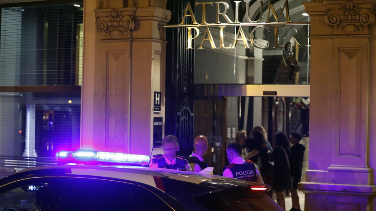 Agents davant l’hotel.