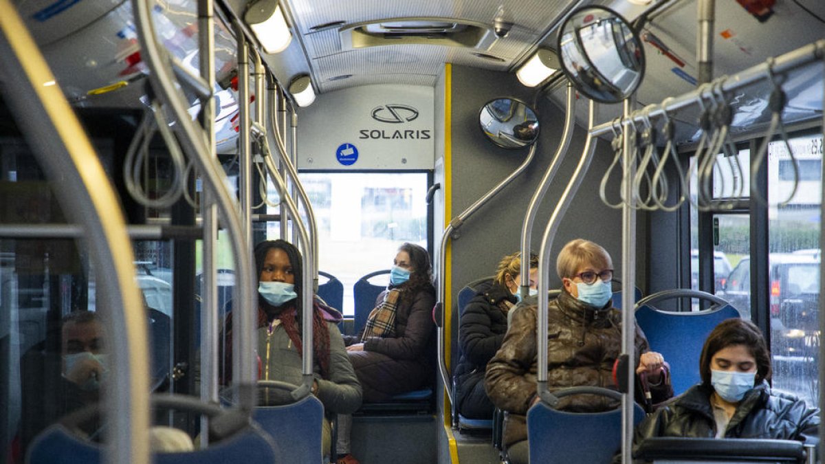 Usuarios de un autobús urbano de Lleida con mascarilla ayer, el último día que eran obligatorias.