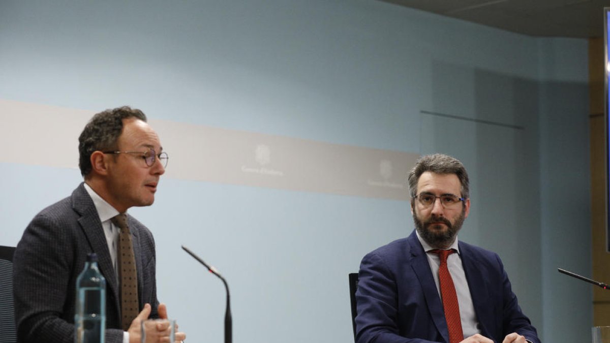 Jover, a la derecha, durante su comparecencia con Espot.Xavier