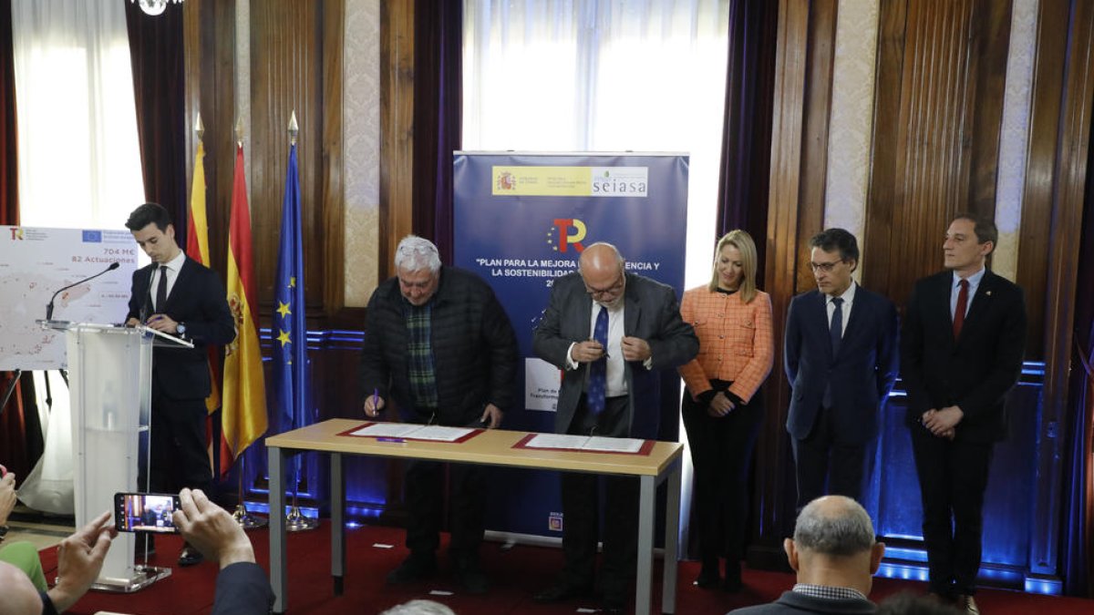 ºLa firma del convenio entre la Seiasa y el presidente del Canal d’Urgell, Amadeu Ros, a la izquierda.