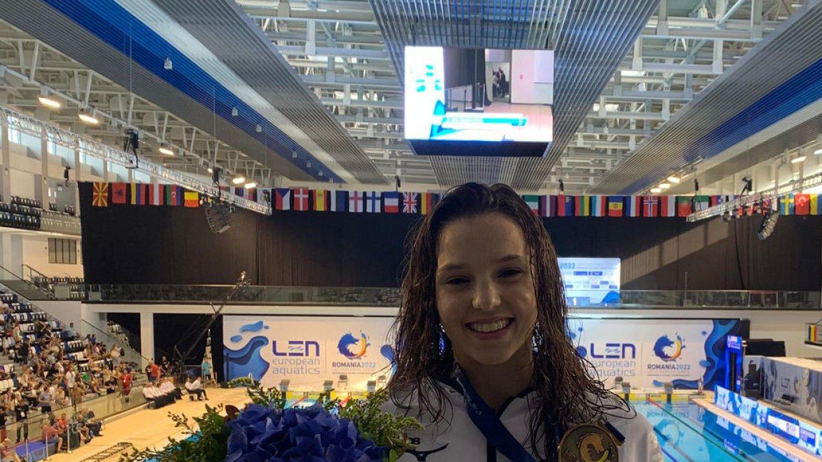Emma Carrasco, con una de las medallas en el Europeo júnior.