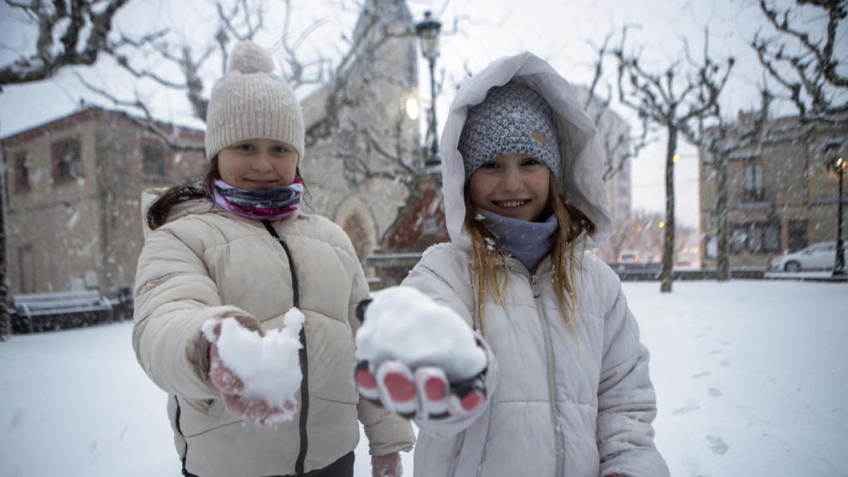 Dos nenes jugant ahir a la tarda amb la neu a Sant Guim de Freixenet.