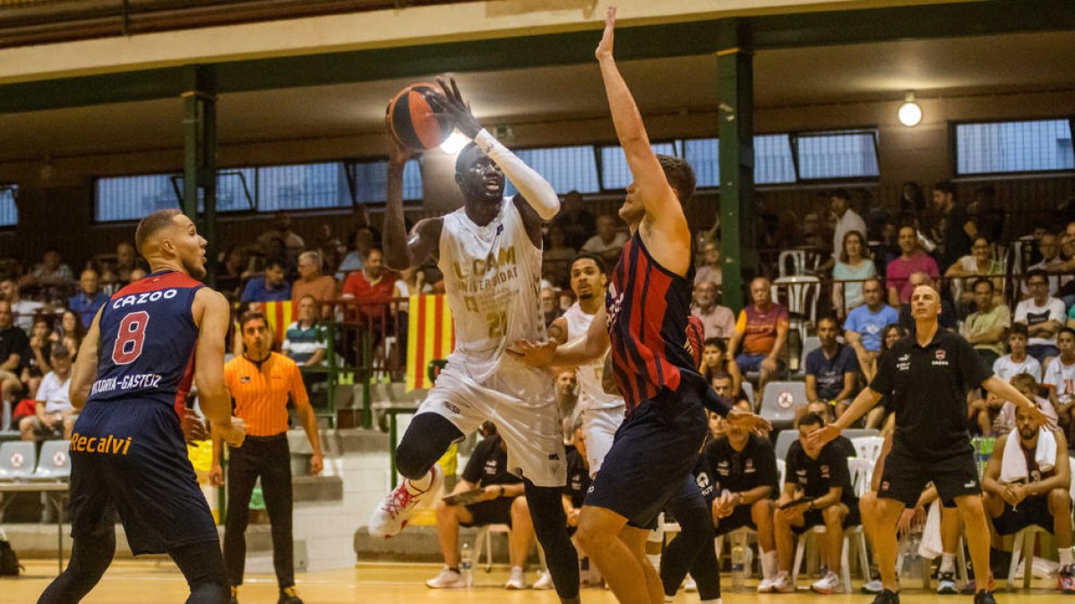 Una jugada del encuentro que disputaron ayer UCAM Murcia y Baskonia en Les Borges.