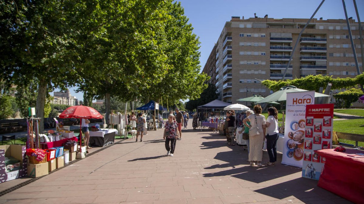 La plaza Blas Infante se convirtió ayer en el centro de la actividad comercial de Cappont con 14 paradas.