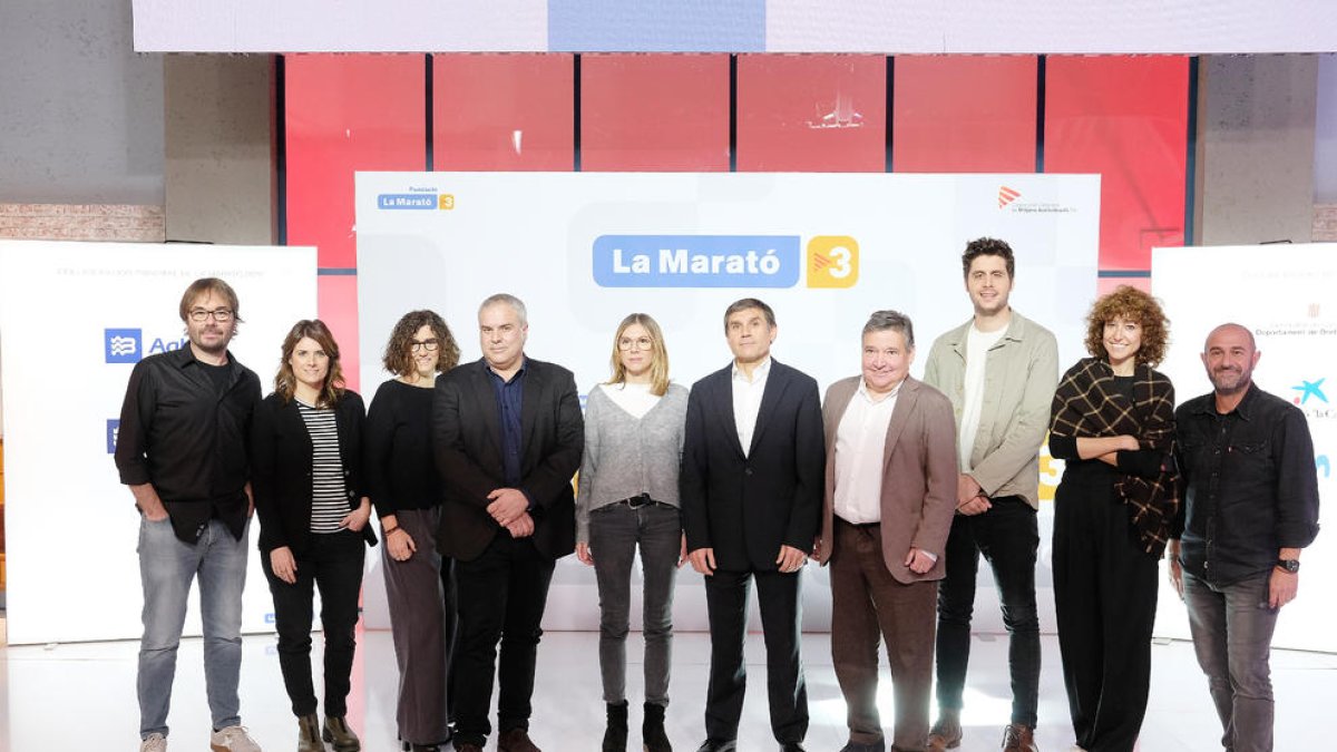Els màxims responsables de TV3 i Catalunya Ràdio posen amb els presentadors de La Marató
