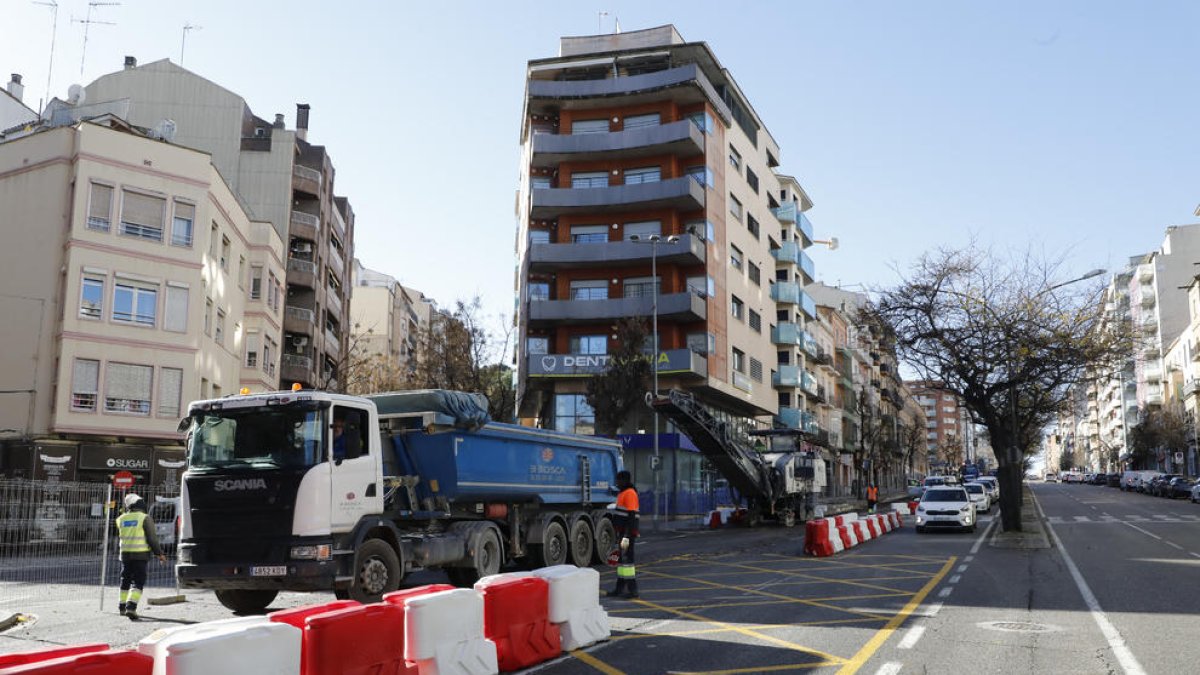 El tram de baixada entre el CAP d’Urgències i el carrer Pi i Margall té només un carril de circulació.