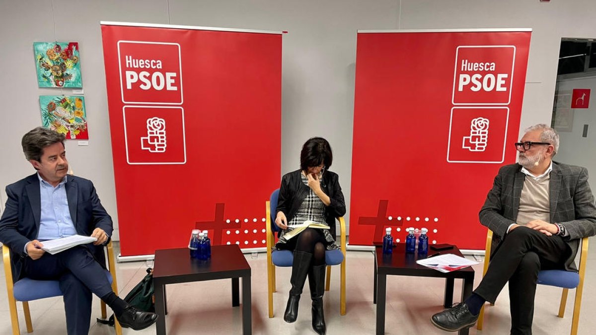 Fèlix Larrosa, en el debat amb l’alcalde d’Osca, Luis Felipe.