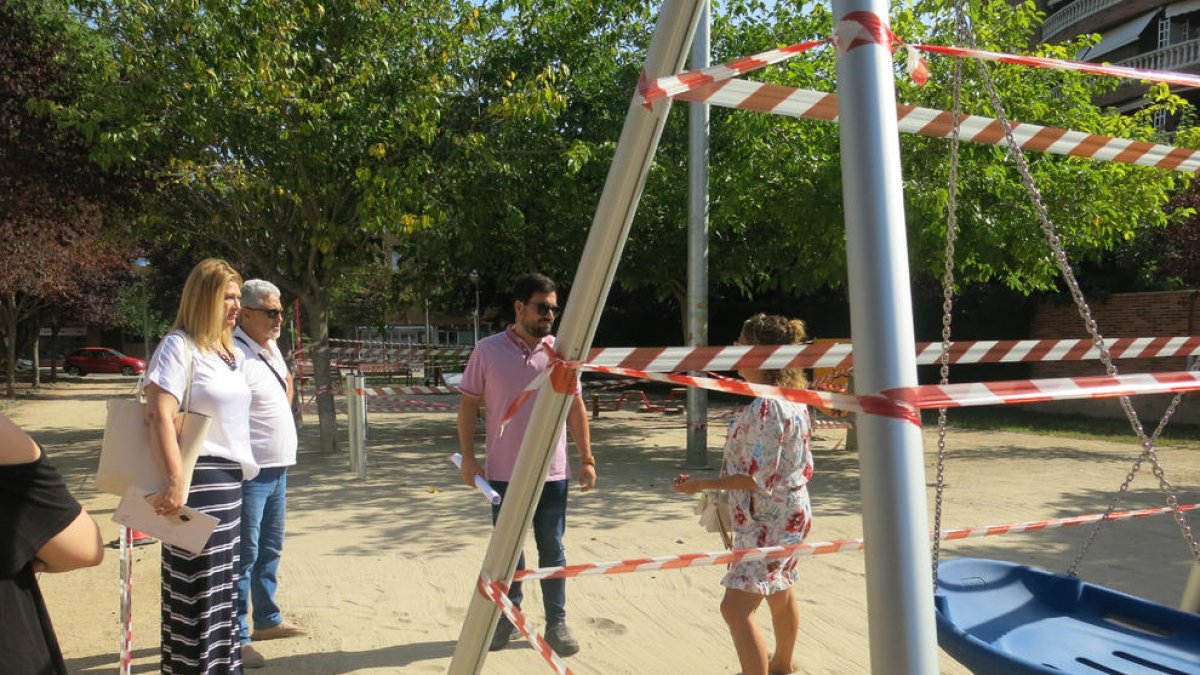 La alcaldesa accidental, Begoña Iglesias, visitó ayer las obras en la plaza de Victorina Vila.