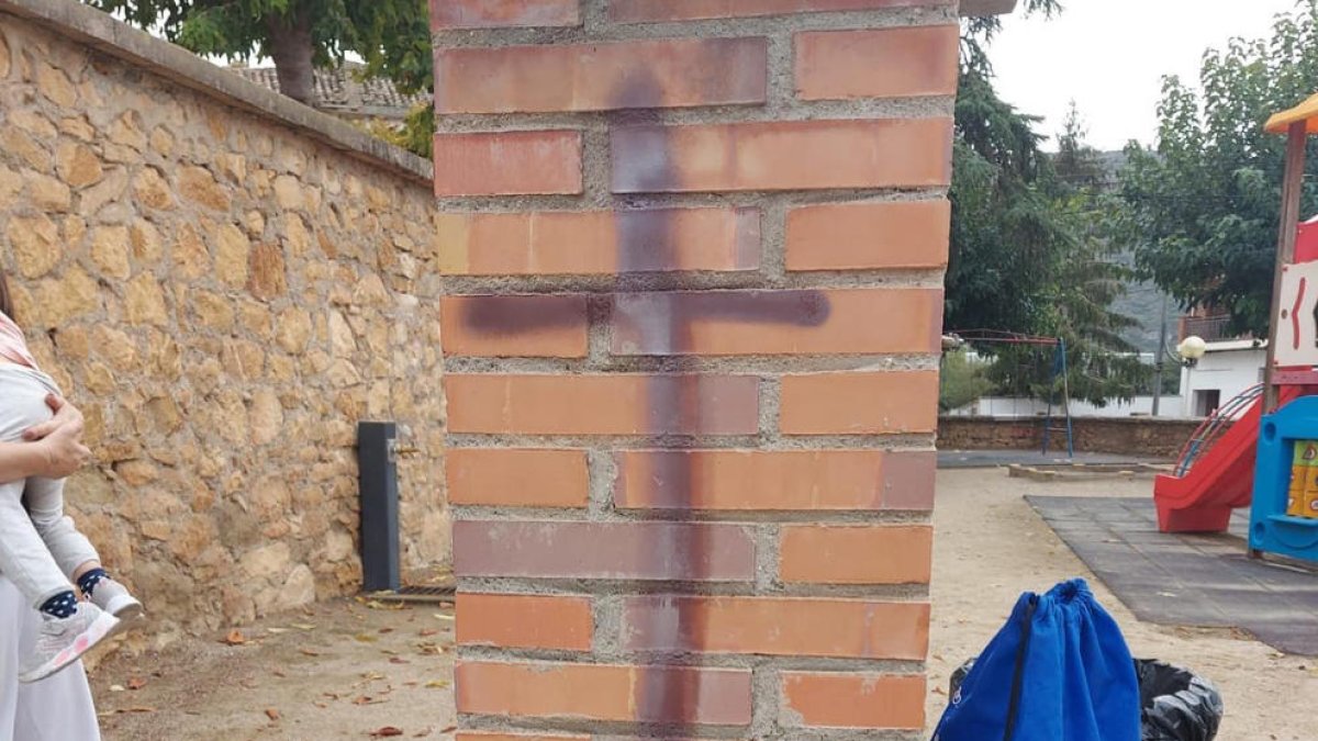 Una pintada en el parque infantil de Camarasa.