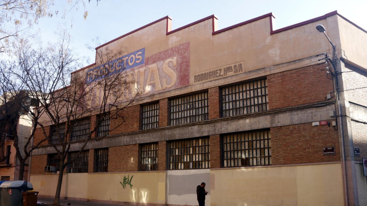 Presentan la solicitud para derribar la antigua fábrica de galletas incendiada esta semana en Pardinyes.