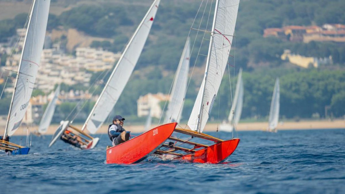 Miquel Àngel Alonso, amb el patí a vela anomenat ‘Indíbil’ en honor a un dels cabdills ilergetes.