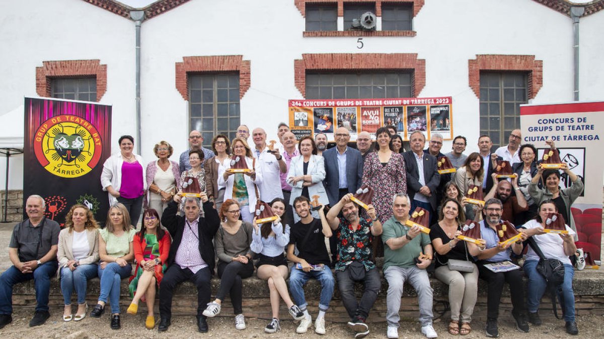 Foto de família de companyies, organització i autoritats.