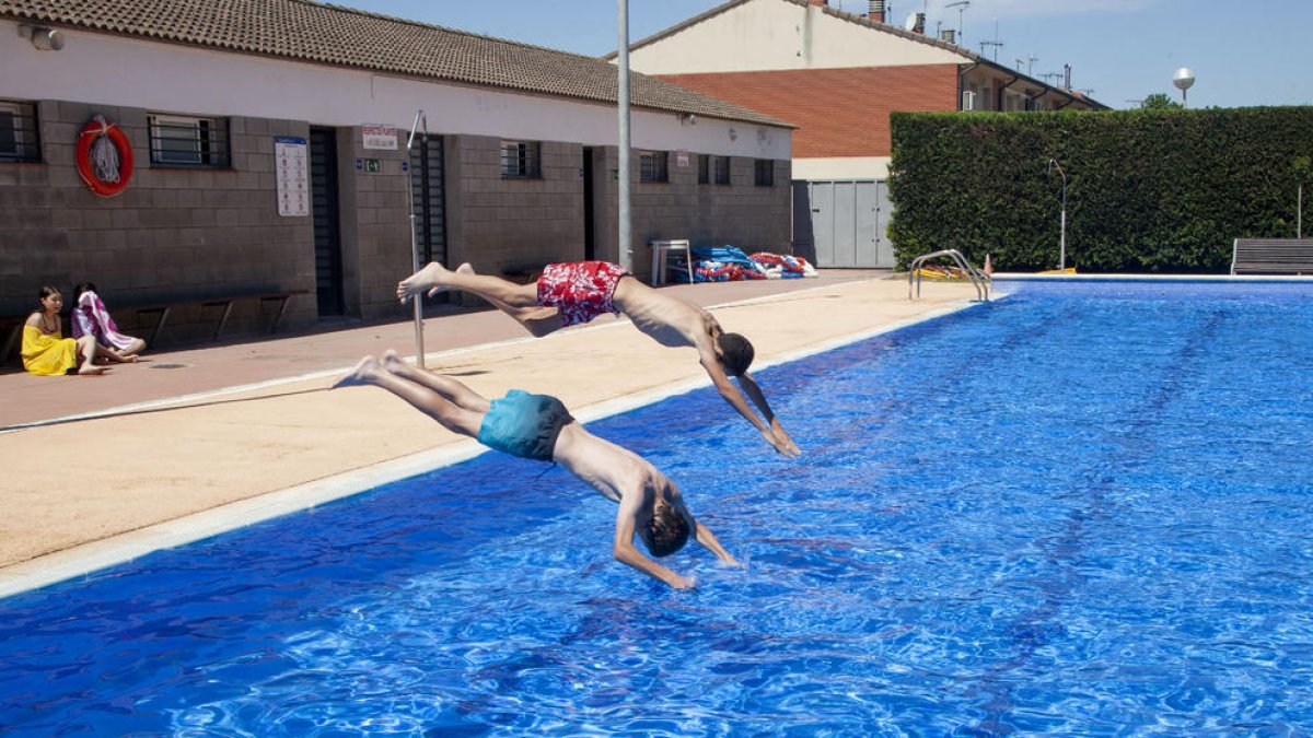 Piscines obertes a Agramunt - Agramunt es va convertir ahir en el primer municipi de l’Urgell que va obrir les piscines municipals. Tàrrega, Bellpuig i Castellserà ho faran dissabte vinent, dia 18 de juny, mentre que el diumenge dia 19 ho farà ...
