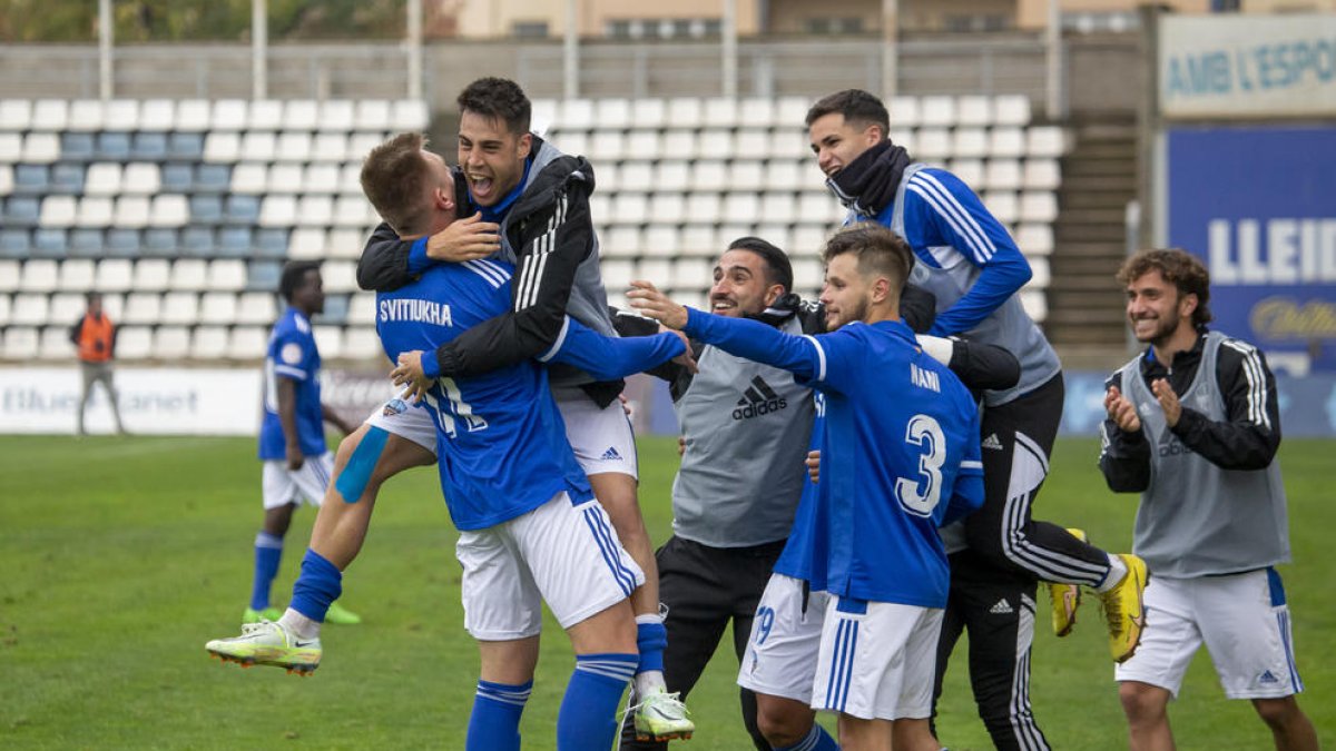 Jugadores del Lleida celebran un gol en el Camp d’Esports durante el partido ante el Ibiza.