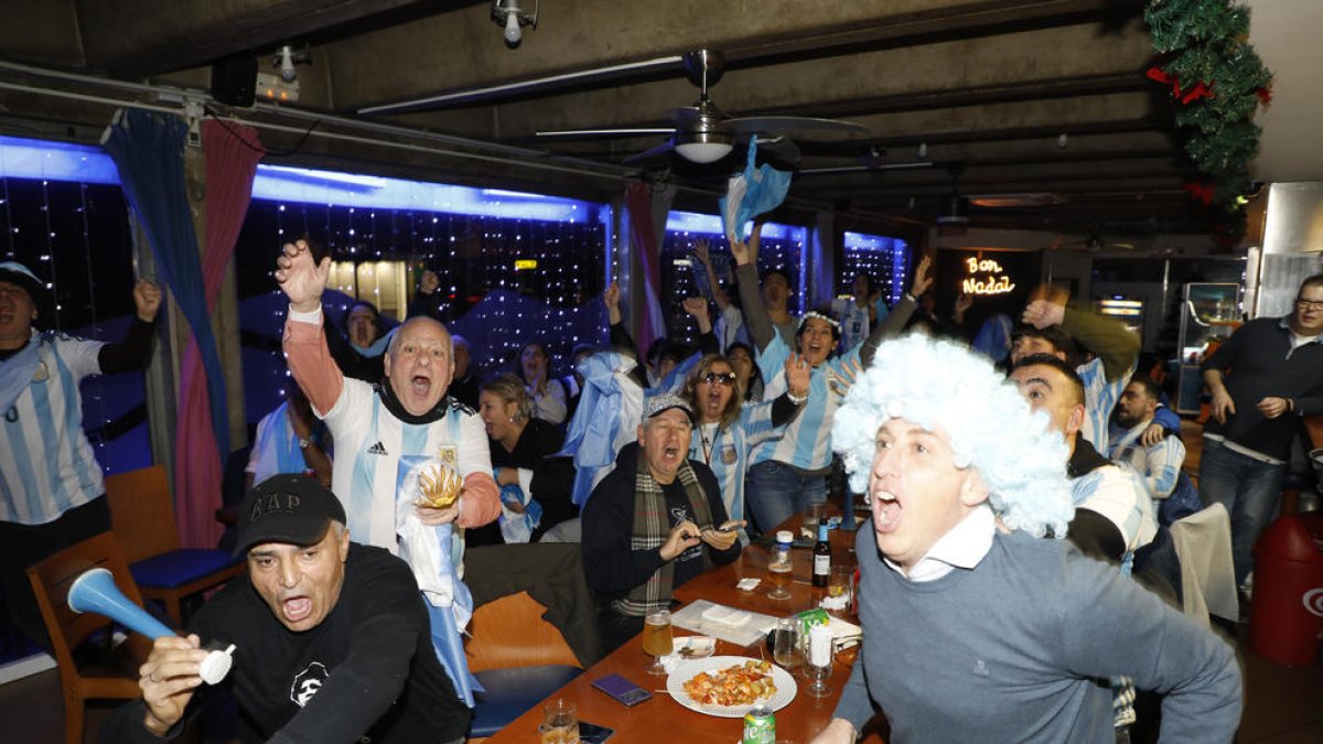 Aficionats de la selecció argentina celebren un dels gols albicelestes al Bar Sol 9 de Lleida.