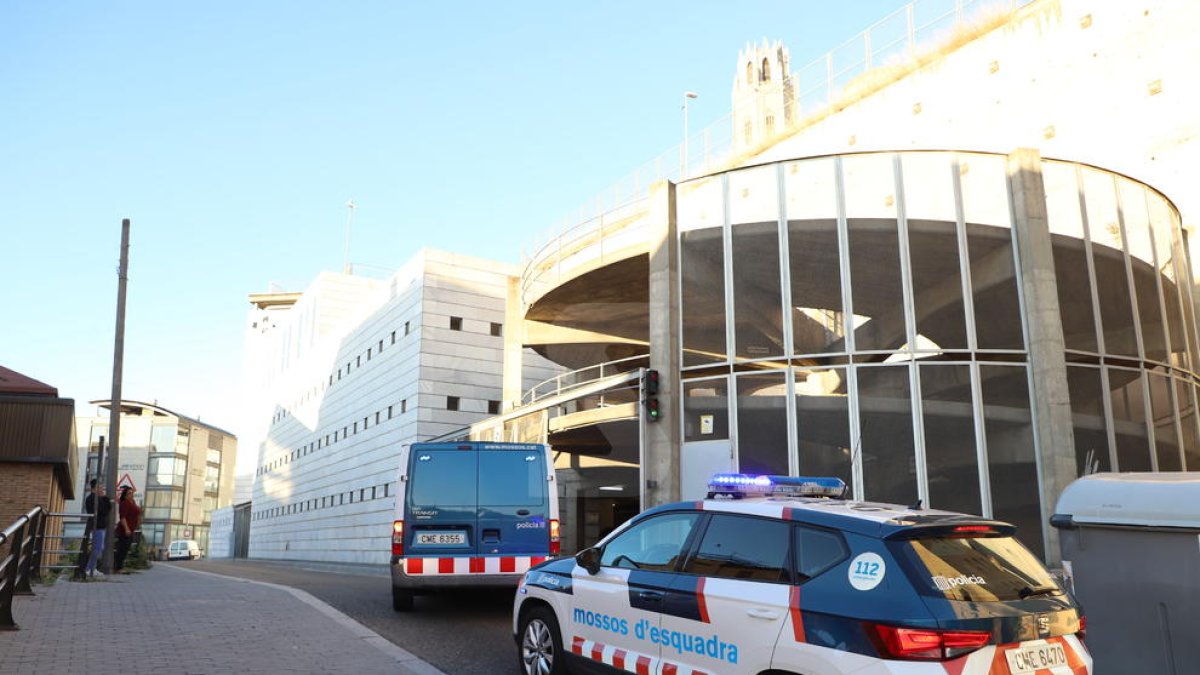 La llegada al edificio judicial de Lleida del acusado por|para el crimen de Les Borges Blanques.
