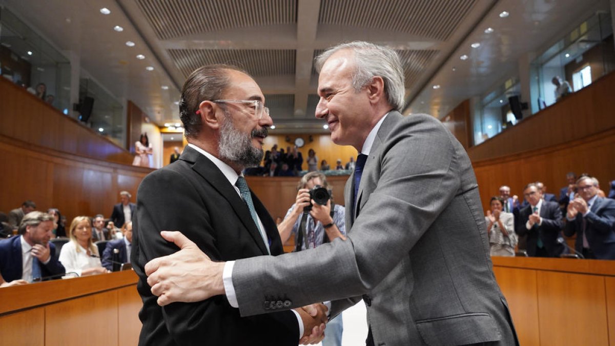 El president electe de l'Aragó, Jorge Azcón, saluda el president sortint, Javier Lambán, després del debat d'investidura.