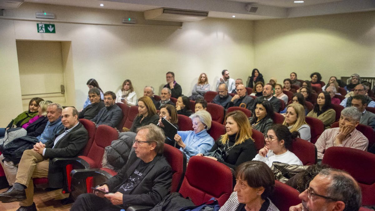 El autor Josep Santacreu, en el centro, ayer en la Cambra de Comerç.