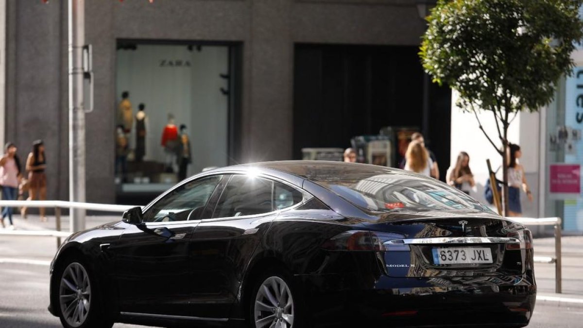 Cabify i Tesla, per l'electrificació de VTC i taxis