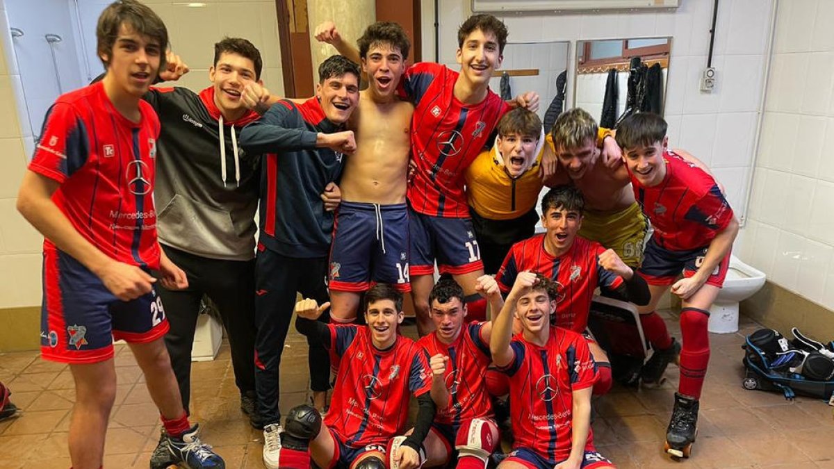 Los jugadores del Juneda celebran el título tras ganar al Cambrils.