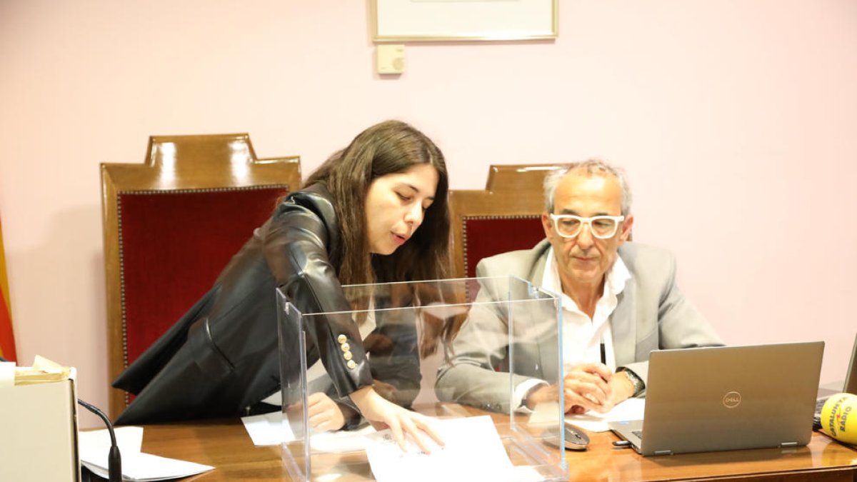 El sorteo del quinto edil se llevó a cabo con los nombres de los candidatos en sobres dentro de una urna.