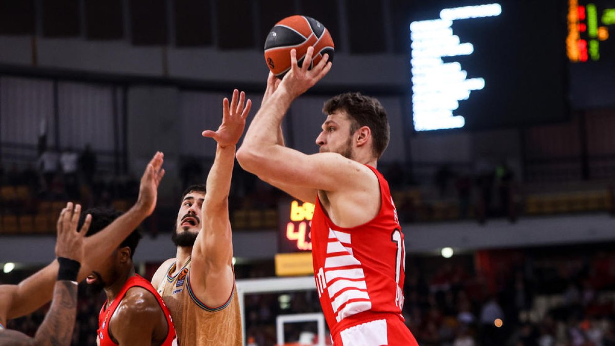 Vezenkov, clau al tram final, llança per sobre de Kalinic.