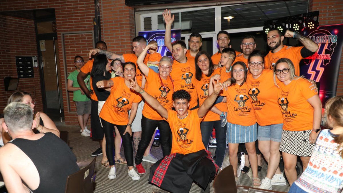 El moment en què el bar Glass Go de Lleida va revelar als seus clients la iniciativa solidària.