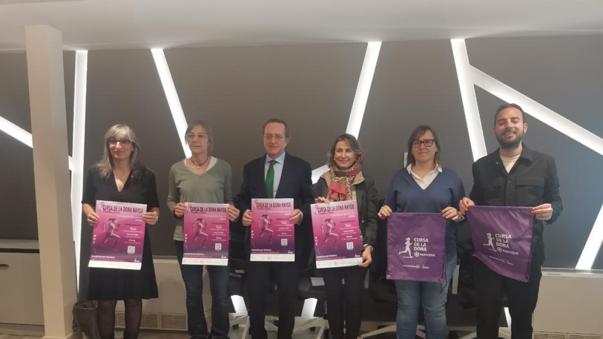 Els organitzadors de la cursa, amb els representants municipals i del patrocinador, Nayox.