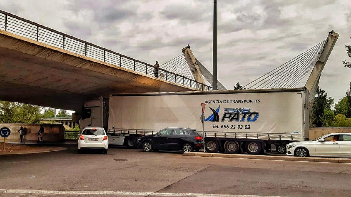 Un camión, atrapado bajo el puente de Príncep de Viana de Lleida.
