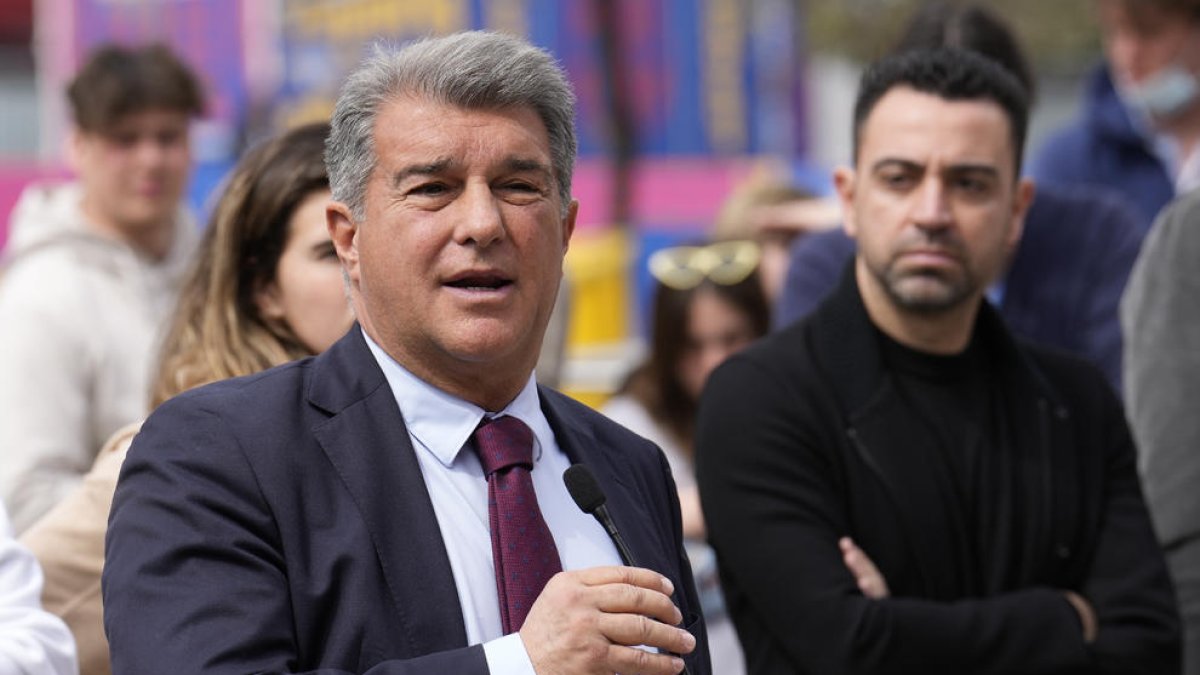 Joan Laporta, en una imatge d’arxiu, amb el tècnic Xavi Hernández darrere seu.