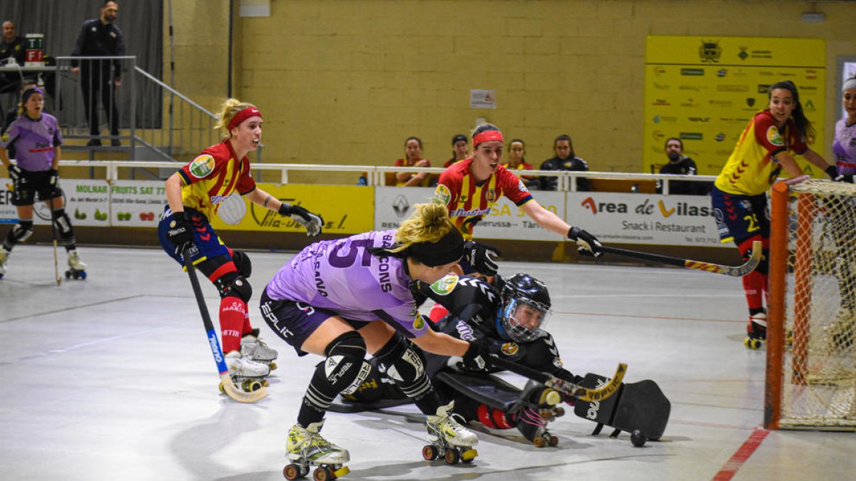 Laura Barcons intenta superar la portera del Manlleu, en una acció del partit d’ahir.