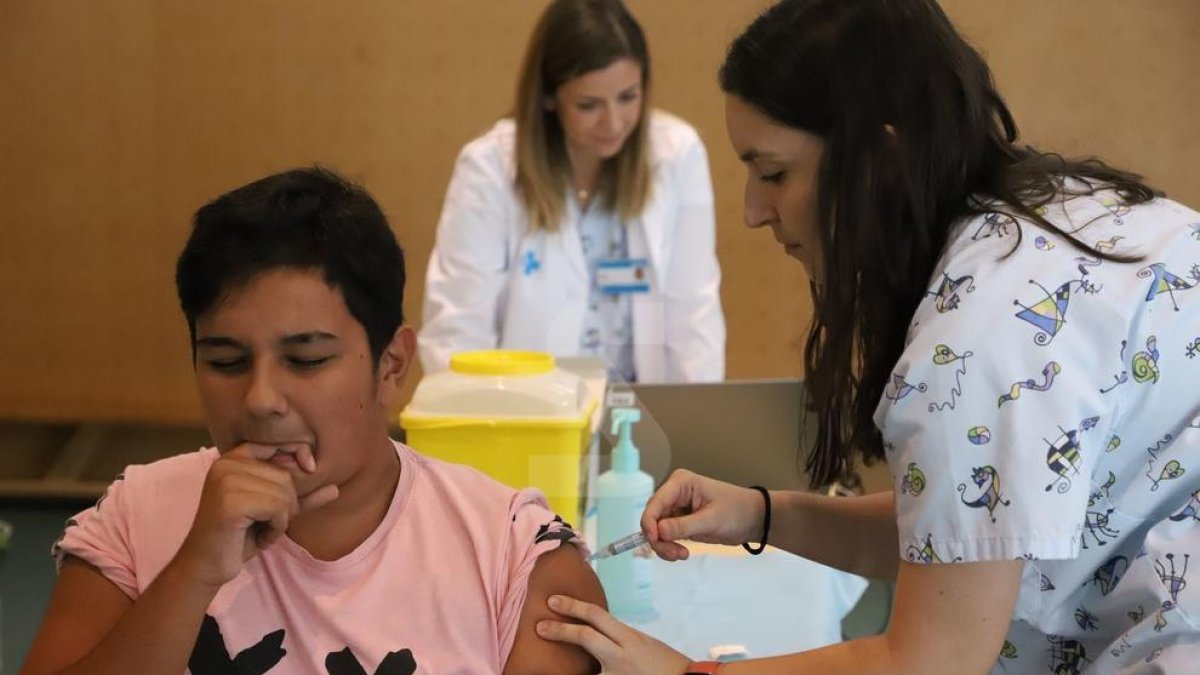 Uno de los niños vacunados contra el papiloma este viernes en la escuela Santa Maria de Gardeny de Lleida.