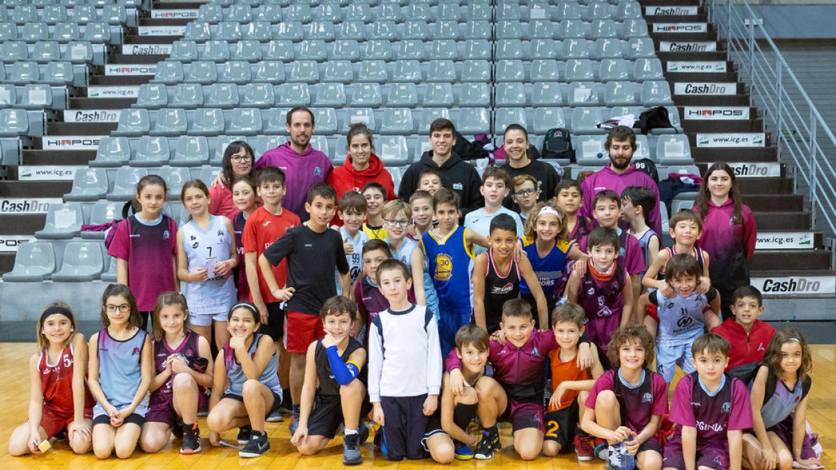 Jaume Lobo i Magalí Vilches van posar al final de la sessió amb tots els jugadors de Premini.