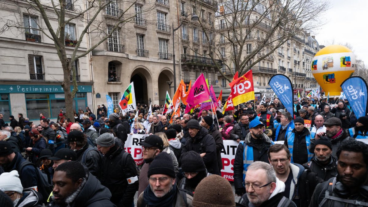 Una de les manifestacions celebrades ahir contra la reforma de les pensions del Govern de Macron.