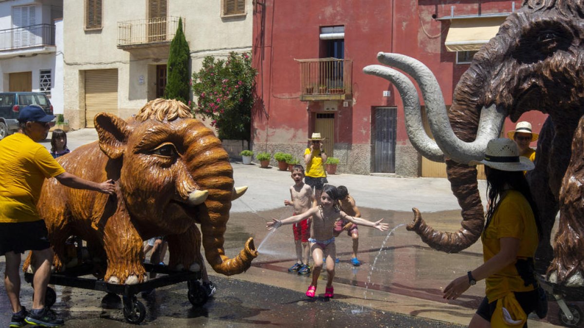 Els mamuts de Viladecans van refrescar els més petits.