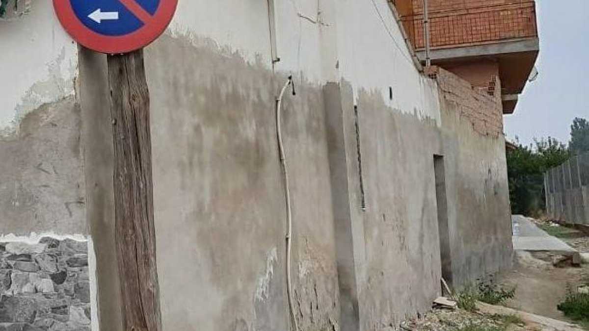 La Guardia Urbana denuncia al presunto autor de un vertido ilegal de escombros y materiales de obra en el Secà de Sant Pere.