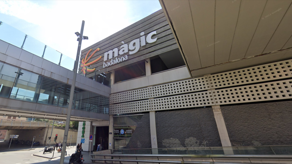 Imatge de la façana del centre comercial de Badalona en el qual va tenir lloc la violació.