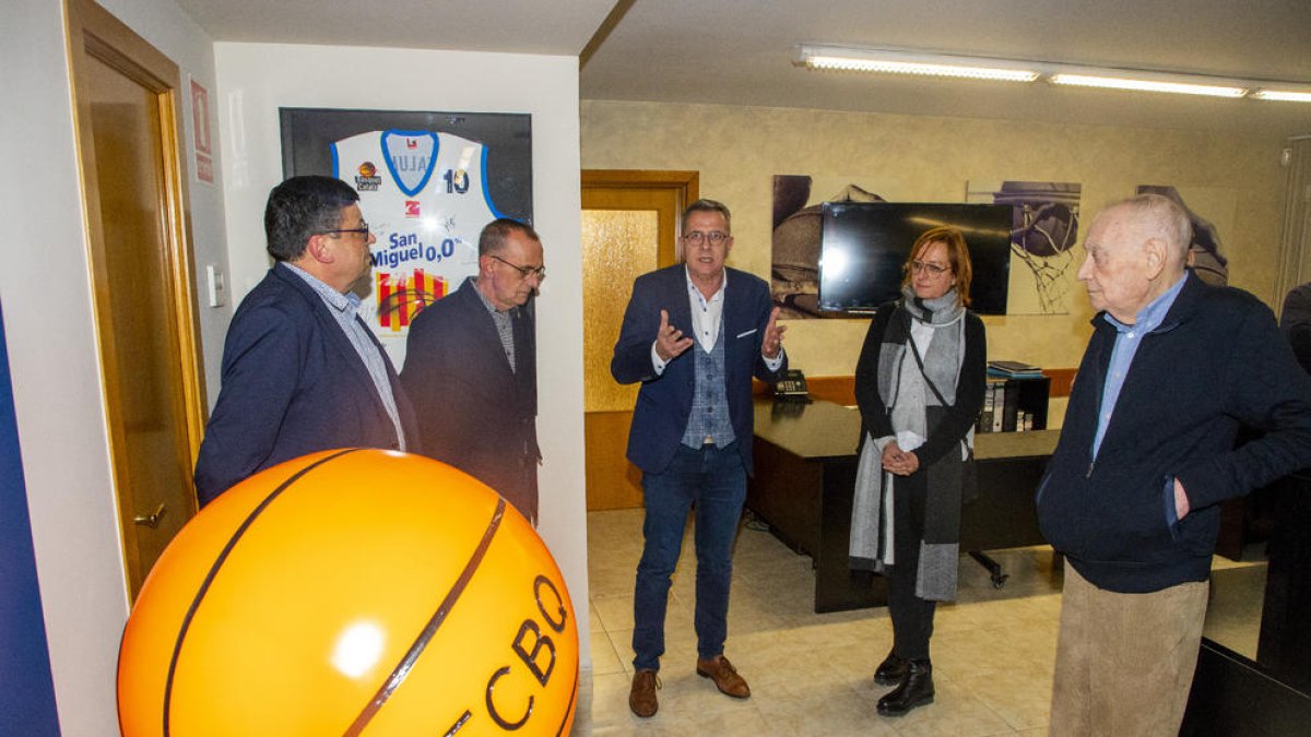 D’esquerra a dreta, Aril, Pueyo, Talarn, Bergés i un dels homenatjats, Joaquim Bernat.