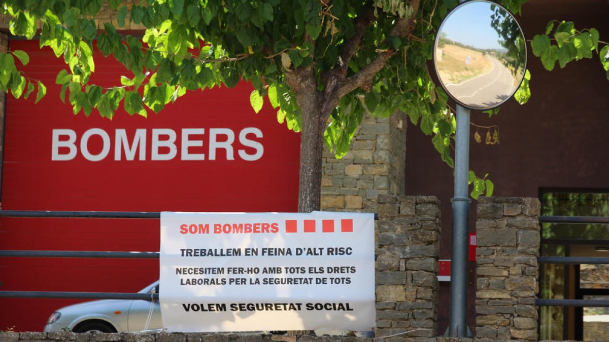 Una pancarta ayer en el parque de bomberos voluntarios de Àger.